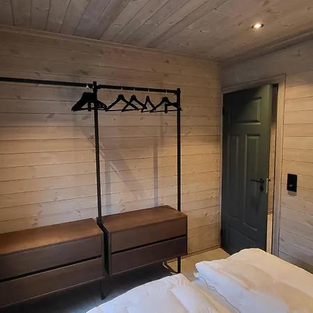 別荘 Stylishly Furnished With A Large Terrace In ヴラダル